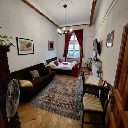 Classical Budapest Apartment In The Old Pest Exterior foto